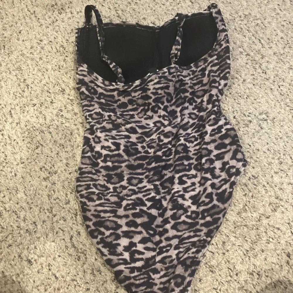 Nip Tuck Bond-eye Leopard Print One-Piece Swimsuit Women's US Size 10 - Picture 2 of 5